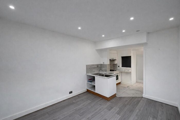 1 Bedroom Flat For Sale In Southview Drive, Westcliff-On-Sea, SS0