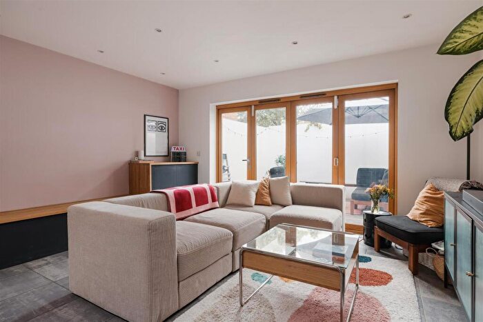 1 Bedroom House For Sale In Roman Road, Bow, E3