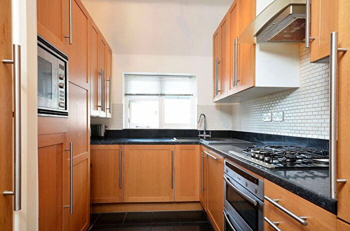 2 Bedroom Flat To Rent In The Avenue, Worcester Park, KT4