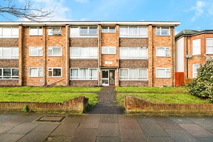 2 Bedroom Flat For Sale In Eastwood Road, Ilford, London, IG3