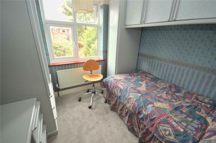 3 Bedroom Terraced House For Sale In Runfold Avenue, Luton, Bedfordshire, LU3