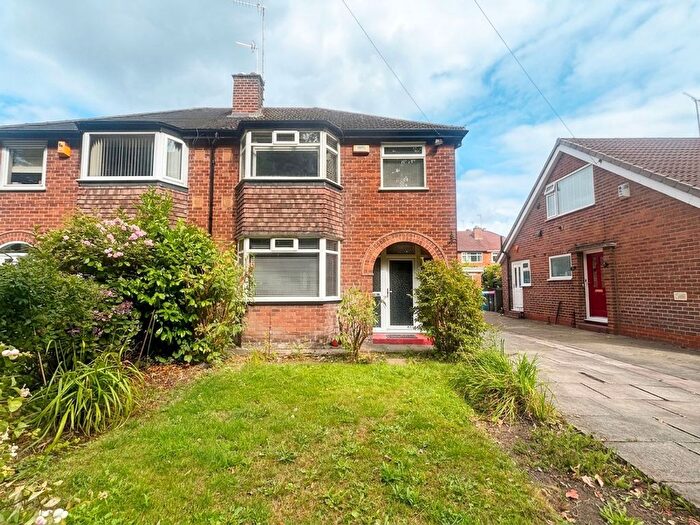 3 Bedroom Semi-Detached House For Sale In Farm Lane, Worsley, M28