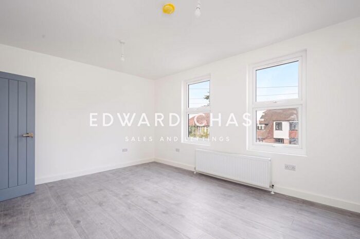 4 Bedroom Flat To Rent In Brentwood Road, Gidea Park., RM1