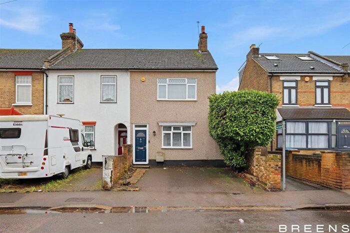 3 Bedroom End Terrace House For Sale In Totteridge Road, Enfield, EN3