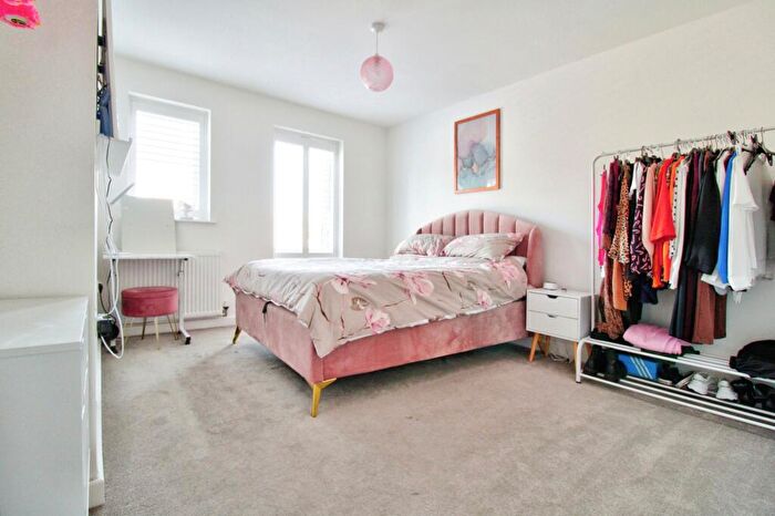 1 Bedroom Apartment For Sale In Faringdon Avenue, Romford, RM3