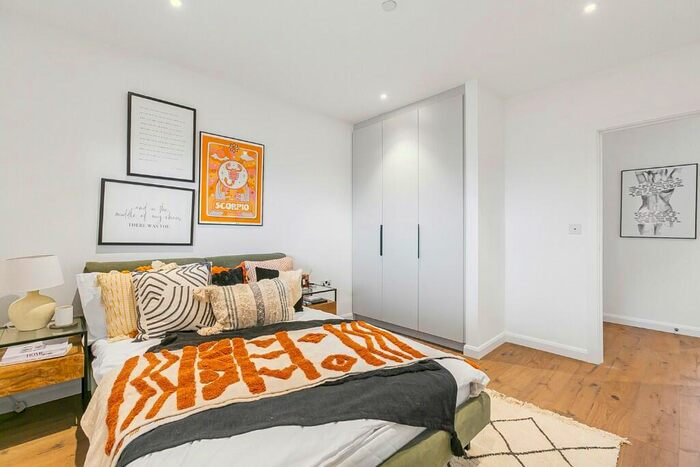 2 Bedroom Apartment For Sale In Water's Edge Court, Yeo Street, London, E3
