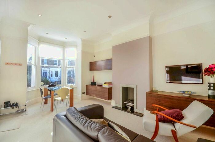 1 Bedroom Flat To Rent In Park Road, East Twickenham, Twickenham, TW1