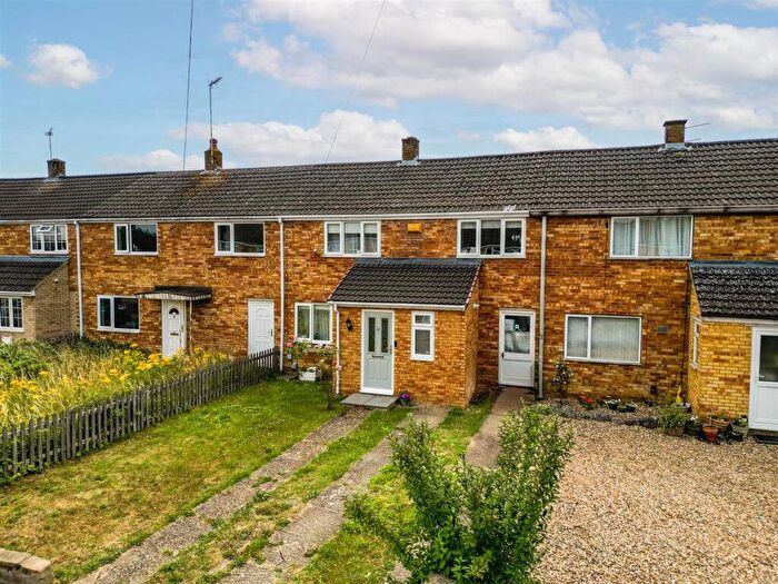 3 Bedroom House For Sale In Priory Crescent, Aylesbury, HP19