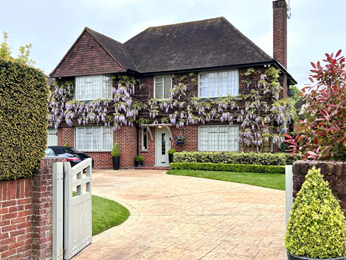 4 Bedroom Detached House For Sale In Green Lane Burnham, Buckinghamshire, SL1
