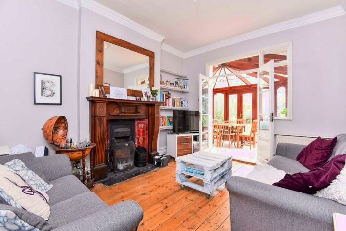 2 Bedroom Flat To Rent In Weir Road, Balham, SW12