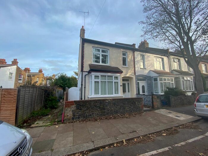 3 Bedroom Semi-Detached House To Rent In Silverdale Road, Westcliffe On Sea, Southend, SS0