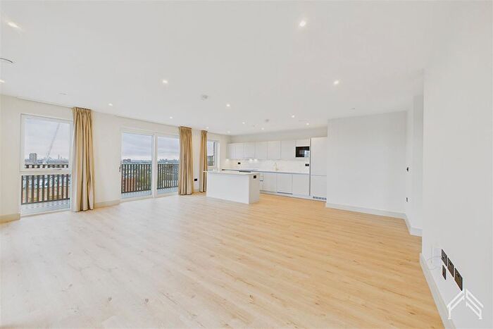 3 Bedroom Flat To Rent In The Draper, London, NW9