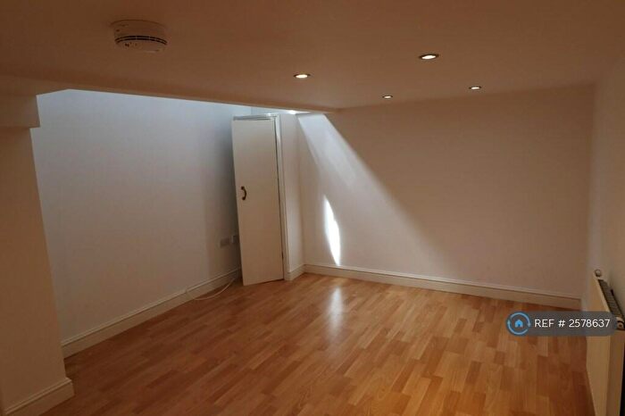 2 Bedroom Flat To Rent In Allen Road, Northampton, NN1