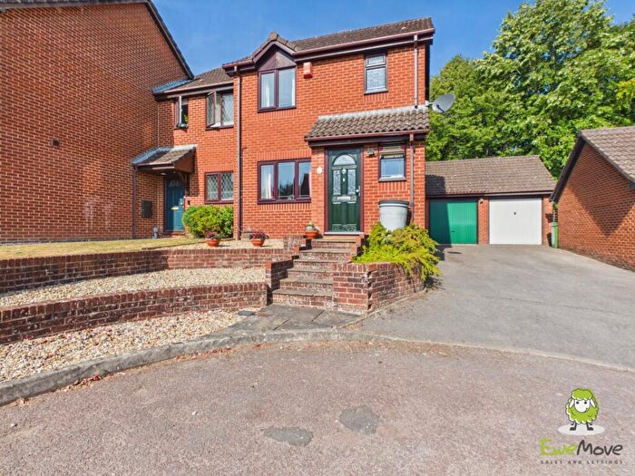 3 Bedroom End Of Terrace House For Sale In Windsor Gardens, Basingstoke, Hampshire, RG22