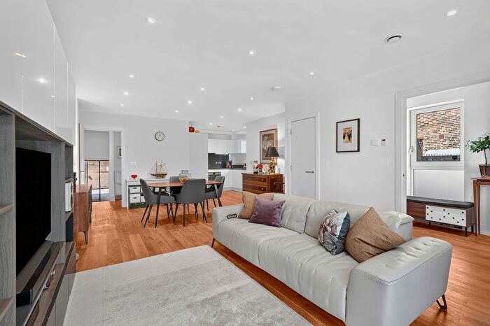2 Bedroom Flat For Sale In Greenside Road, Ravenscourt Park, London, W12