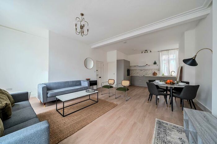 3 Bedroom Apartment To Rent In Finchley Road, Hampstead, NW11