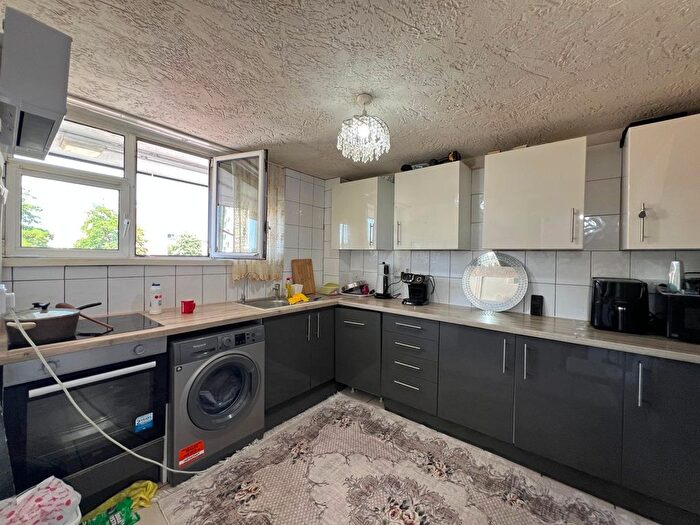 3 Bedroom Maisonette To Rent In Ayley Croft, Enfield, EN1