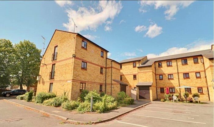 1 Bedroom Flat To Rent In Cherry Orchard, Staines-Upon-Thames, Surrey, TW18