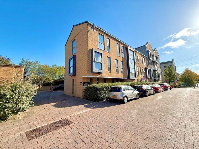 1 Bedroom Flat For Sale In Hampton Place, Houghton Regis, LU5