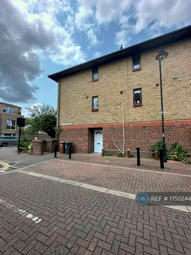 2 Bedroom Flat To Rent In Stafford Close, London, E17