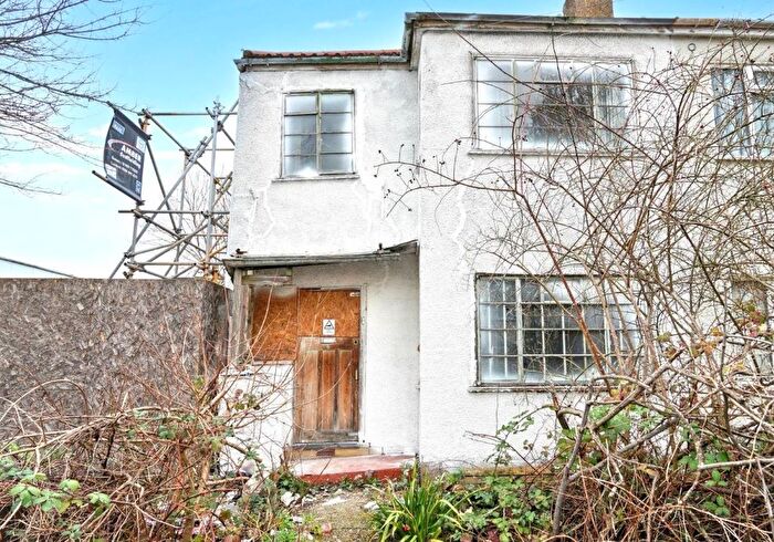 3 Bedroom Semi Detached House For Sale In Berkshire Way, Mitcham, Surrey, CR4