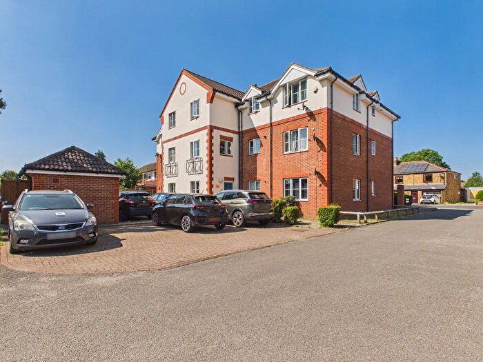3 Bedroom Flat For Sale In Chantry Close, Sunbury-On-Thames, Surrey, TW16