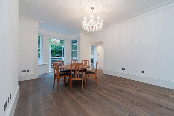 3 Bedroom Apartment To Rent In Frognal, Hampstead, NW3