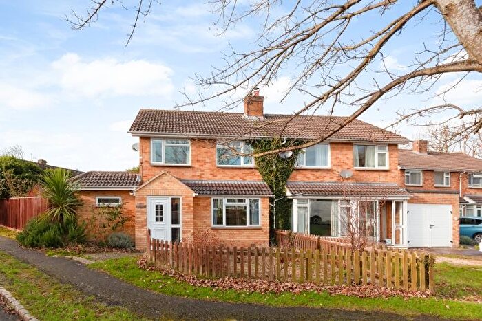 3 Bedroom Semi Detached House To Rent In Dukes Road, Kidlington, OX5