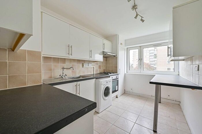 2 Bedroom Flat For Sale In Wanborough Drive, Putney, London, SW15