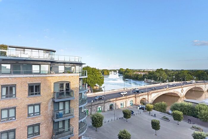2 Bedroom Flat For Sale In Kew Bridge Road, Brentford, TW8
