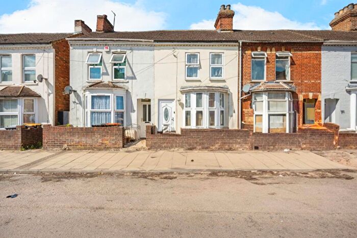 3 Bedroom Terraced House For Sale In Coventry Road, Bedford, MK40