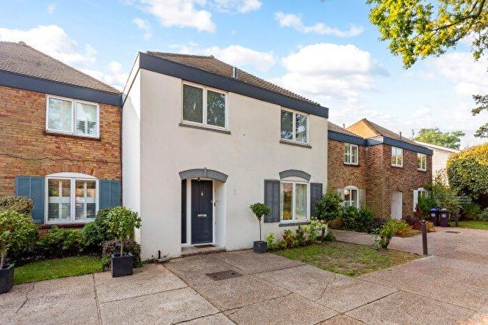 3 Bedroom Property To Rent In Pine Grove Mews, Weybridge, KT13