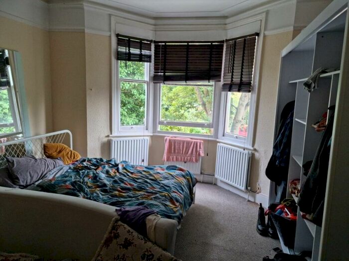 Flat To Rent In Birdhurst Road, South Croydon, CR2
