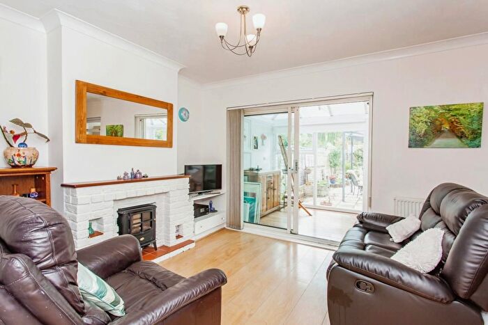 2 Bedroom Semi-Detached Bungalow For Sale In Rayleigh Avenue, Leigh-On-Sea, SS9