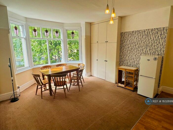 2 Bedroom Flat To Rent In Wood Road, Manchester, M16