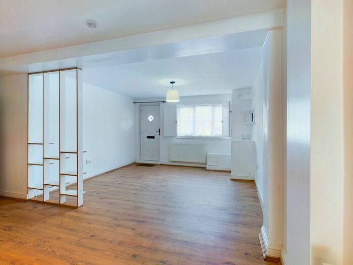 2 Bedroom Flat To Rent In The Close, Birchanger Road, Woodside, Croydon, SE25