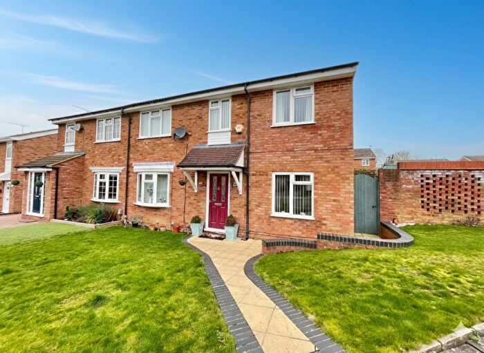4 Bedroom Semi Detached House For Sale In Ventnor Gardens, Luton, Bedfordshire, LU3