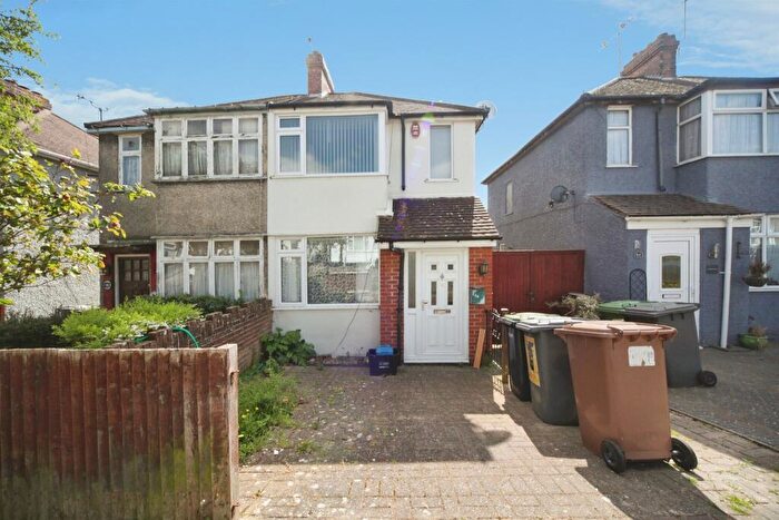 3 Bedroom Semi-Detached House For Sale In Third Avenue, Luton, LU3