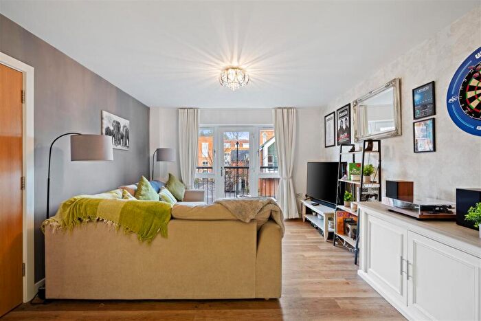 2 Bedroom Flat For Sale In Oasthouse Drive, Horndean, Waterlooville, PO8