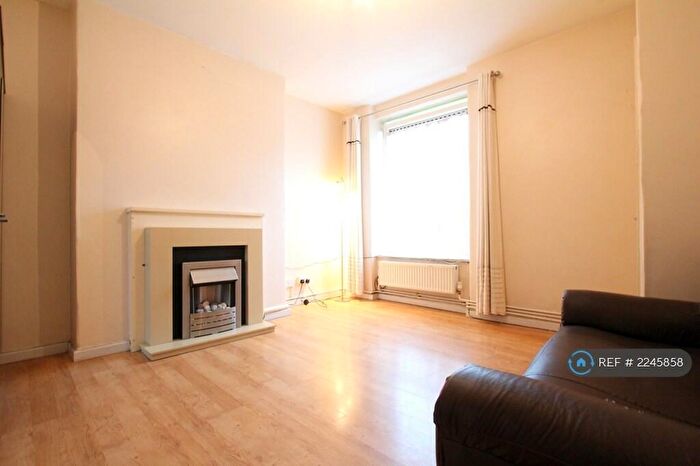 3 Bedroom Flat To Rent In Hale Street, London, E14