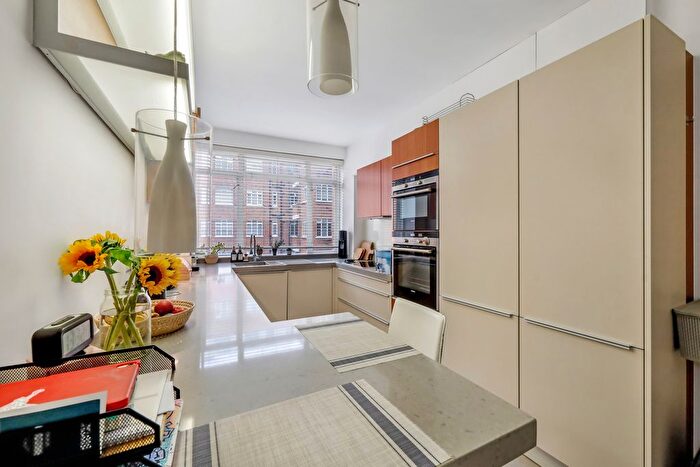 2 Bedroom Flat To Rent In St. James Close, London, NW8