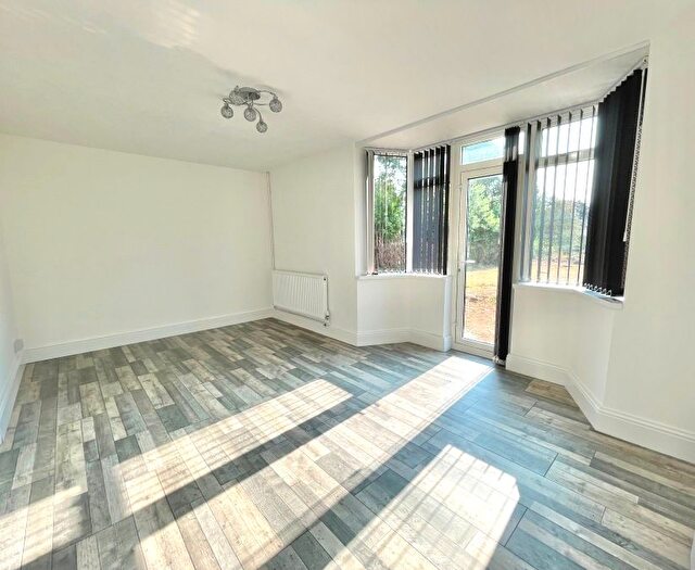3 Bedroom Semi-detached House For Sale In Brabazon Road, Oadby, Leicester, LE2