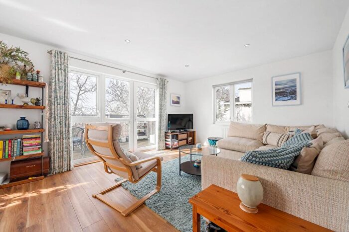 3 Bedroom Flat For Sale In Limerick Close, SW12