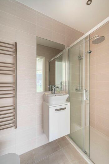 4 Bedroom Semi-Detached House To Rent In Kierin Road, Stratford, London, E20