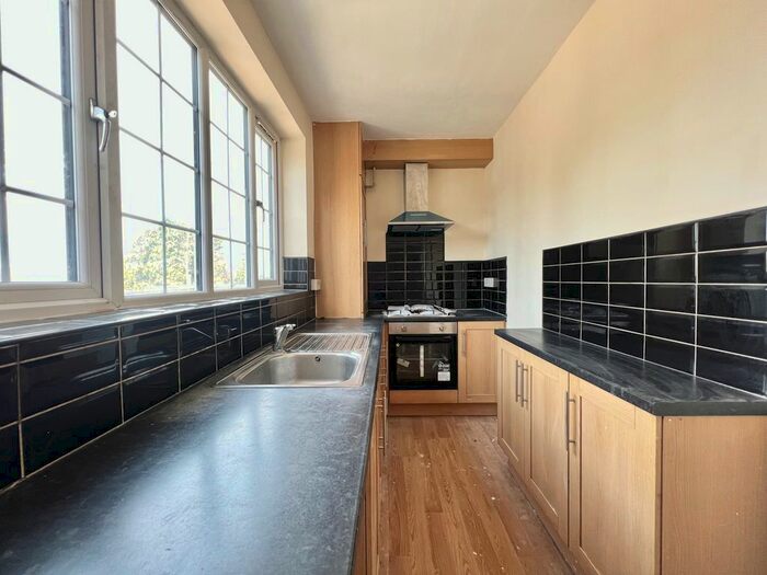 2 Bedroom Maisonette To Rent In Tolworth Broadway, Surbiton, KT6