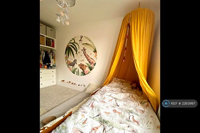 2 Bedroom Flat To Rent In Chertsey Court, London, SW14