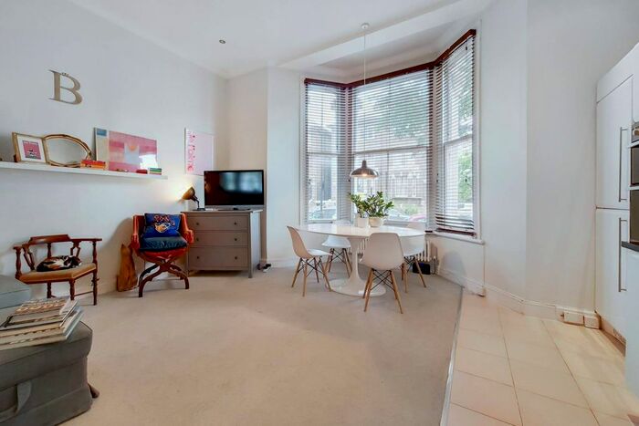 2 Bedroom Flat For Sale In Gauden Road, Clapham Old Town, London, SW4