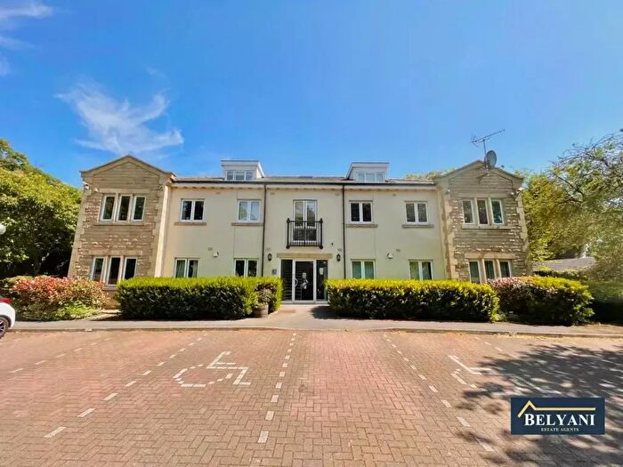 2 Bedroom Flat To Rent In King Lane, Leeds, LS17