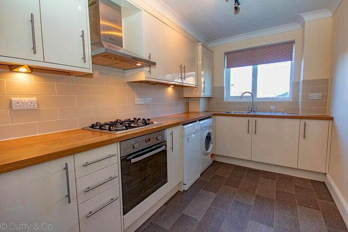 2 Bedroom Flat To Rent In Canton House, Great Heathmead, Haywards Heath, RH16