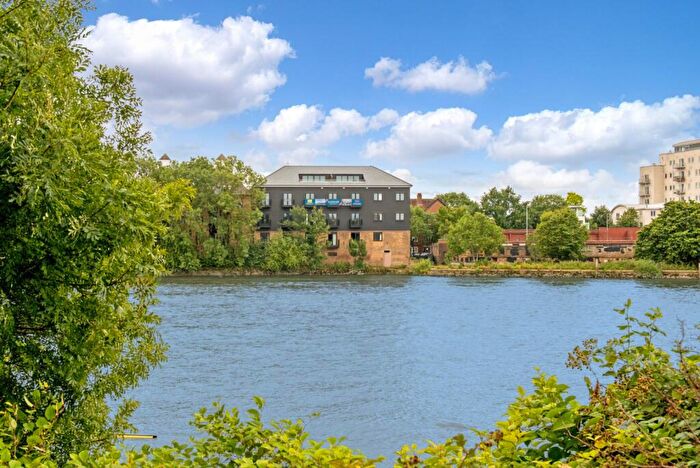 2 Bedroom Flat For Sale In Mortlake High Street, Mortlake, SW14